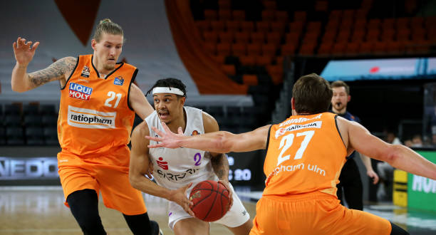 毫不拖泥带 毫不拖泥带